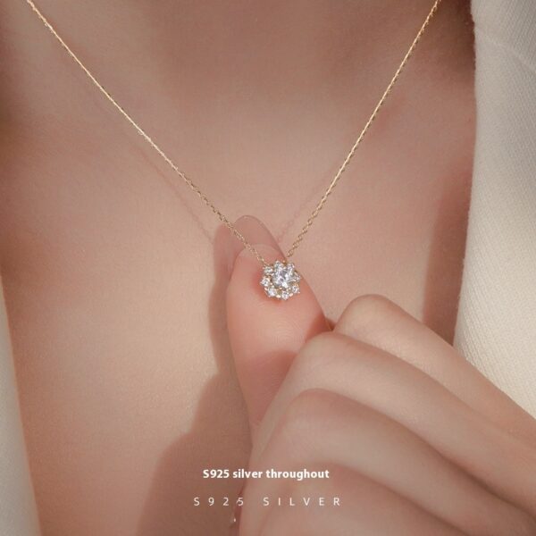 Silver Bright Snowflake Zircon Pendant Necklace Under Banyan Tree Exquisite